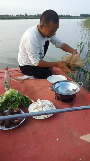 宜兴河边吃瓜事件视频,一场引发热议的街头冲突瞬间