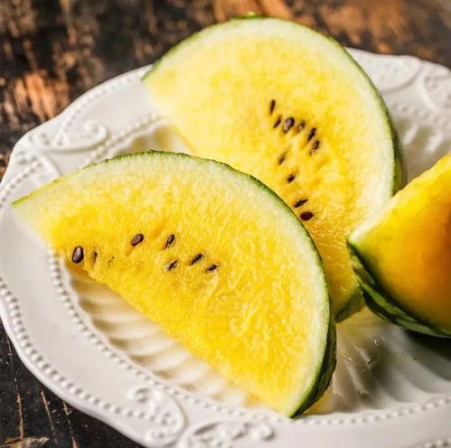 岗头吃瓜,瓜香四溢，共享清凉时光