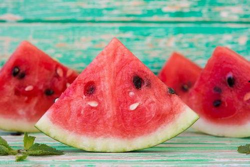 朋友吃瓜文案搞笑,朋友吃瓜，欢乐无边