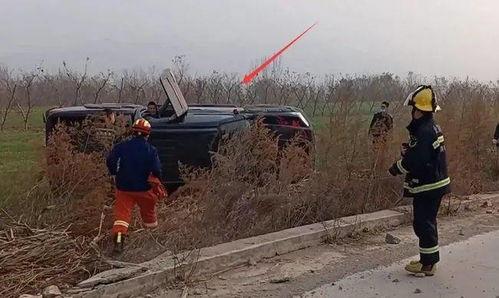 高速翻车吃瓜老人