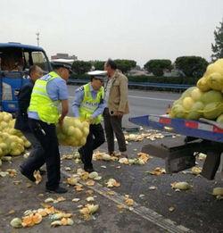 高速翻车吃瓜老人