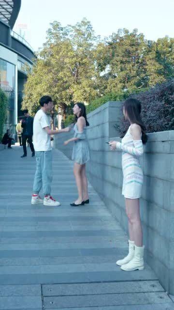 情侣因在食堂吃瓜吵架,情侣因吃瓜引发的甜蜜风波