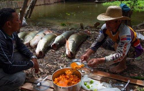 渔民吃瓜现场图片,渔村生活趣味横生