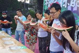 吃饼吃瓜的围观群众,围观群众的趣味生活剪影