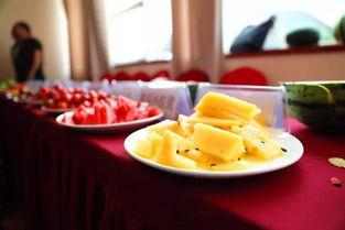 吃饼吃瓜的围观群众,围观群众的趣味生活剪影