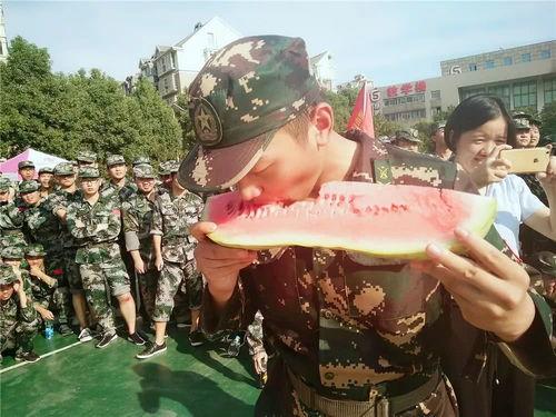 军训吃的瓜,甜蜜回忆里的青春滋味