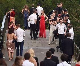 聚会吃瓜群众,共度欢乐时光