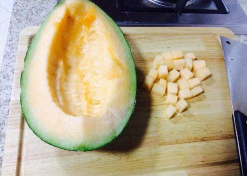 如何做哈密瓜给女朋友吃